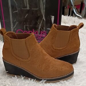 Corkys Women's I Love You A Latte Tabacco Faux Suede Ankle Booties SZ 7